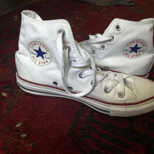 Converse vita  - Helt nya converse som ligger kvar i förpackning och endast testats inomhus. Säljer då jag beställde fel storlek!
