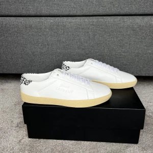 SL/06 Court Classics - Saint Laurent Paris SL/06 Court Classics  Helt nya, storlek 41,5  Nypris €625/7000kr, mitt pris 3300kr  Kommer med låda, dustbags, extra skosnören och äkthetsbevis   Skicka ett meddelande om du har några frågor! 