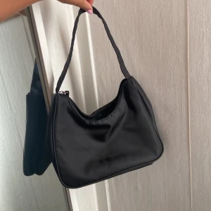 Svart väska  - Bra skick, får plats med en del. 
