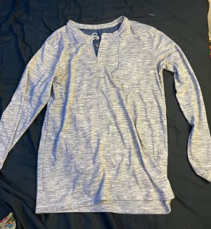 Tröja  - Relativ oanvänd tröja i väldigt bra skick