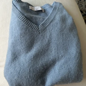 Cashmere tröja blå - Lyxig ELS cashmere tröja i storlek 140cm.  Använd 1 gång och i helt nyskick. Säljes pågrund av att den endast lugger i garderoben, pris kan diskuteras. Mer bilder finns. Skriv om du är intresserad, tar swish och kontant. Kan mötas upp!