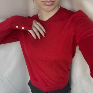 Röd tröja ❤️ - Helt oanvänd röd långtröja från Holly & White! Vet faktiskt inte varför jag aldrig använt den men den är otroligt fin! Väldigt fina gulddetaljer på tröjan! Storlek M! ❤️