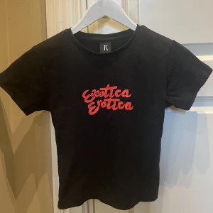 T-shirt från Realisation par - Säljer denna fina t-shirt från realisation par. Den är i storlek Xs och är väldigt sparsamt använd. Nypris 850kr. 