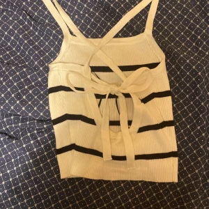 Randig sommar top - En vit svart randig top perfekt för sommaren och kommer passa dig perfekt i allt. 