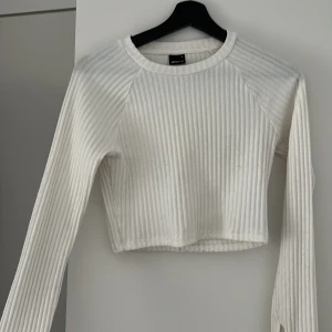 Vit tröja från Gina - Fin topp från Gina med slits på armarna