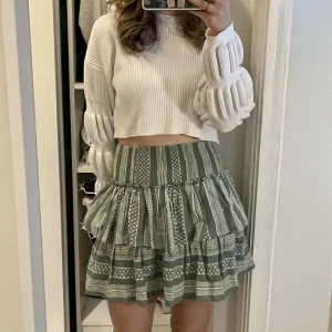 Grön kjol - Söt grön kjol med vitt mönster i nyskick från Vero Moda Den är oanvänd med lappar kvar💕