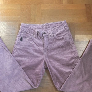 Rosa sammetsbyxor - Ett par urgulliga rosa sammetsbyxor 💗 Mid waist och tapered leg. Rekommenderar till någon under 165. 