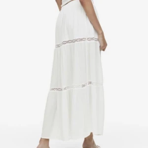 Långkjol  - Säljer en ny långkjol som jag endast använt 1 gång. Märkte att de inte var min stil. Kjolen är slutsåld på  hemsidan. Pris kan diskuteras vid snabb affär be gärna om fler bilder. Kjolen är S men passar xs med❤️köparen står för frakten använd inte köp nu❤️