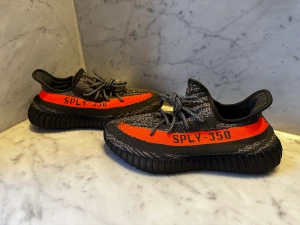 Yeezy 350 v2 Carbon Beluga - Köpt från adidas confirmed. Skorna är deadstock alltså inte använda. Storleken är 44 1/2. Pris: 2350kr. Box och kvitto medföljer. Köpare står för frakt.