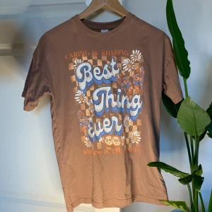 Brun t-skirt - Säljer min bruna t-skirt med texts, jätte fint sick. Använd få gånger. Tvättas innan skickar. Den är lite ”oversize”💗 