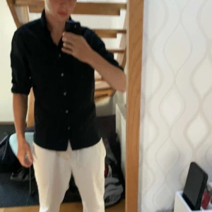 Skjorta  - Jag säljer nu min Paul And Friends skjorta i storlek M. Den är i väldigt bra skick och passar perfekt nu till sommaren!