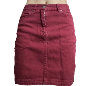 Jeanskjol - Oanvänd, vinröd kjol från Monki. Skulle påstå den vara lite mer mörkröd än färgen på bilderna. Nypris 300kr.