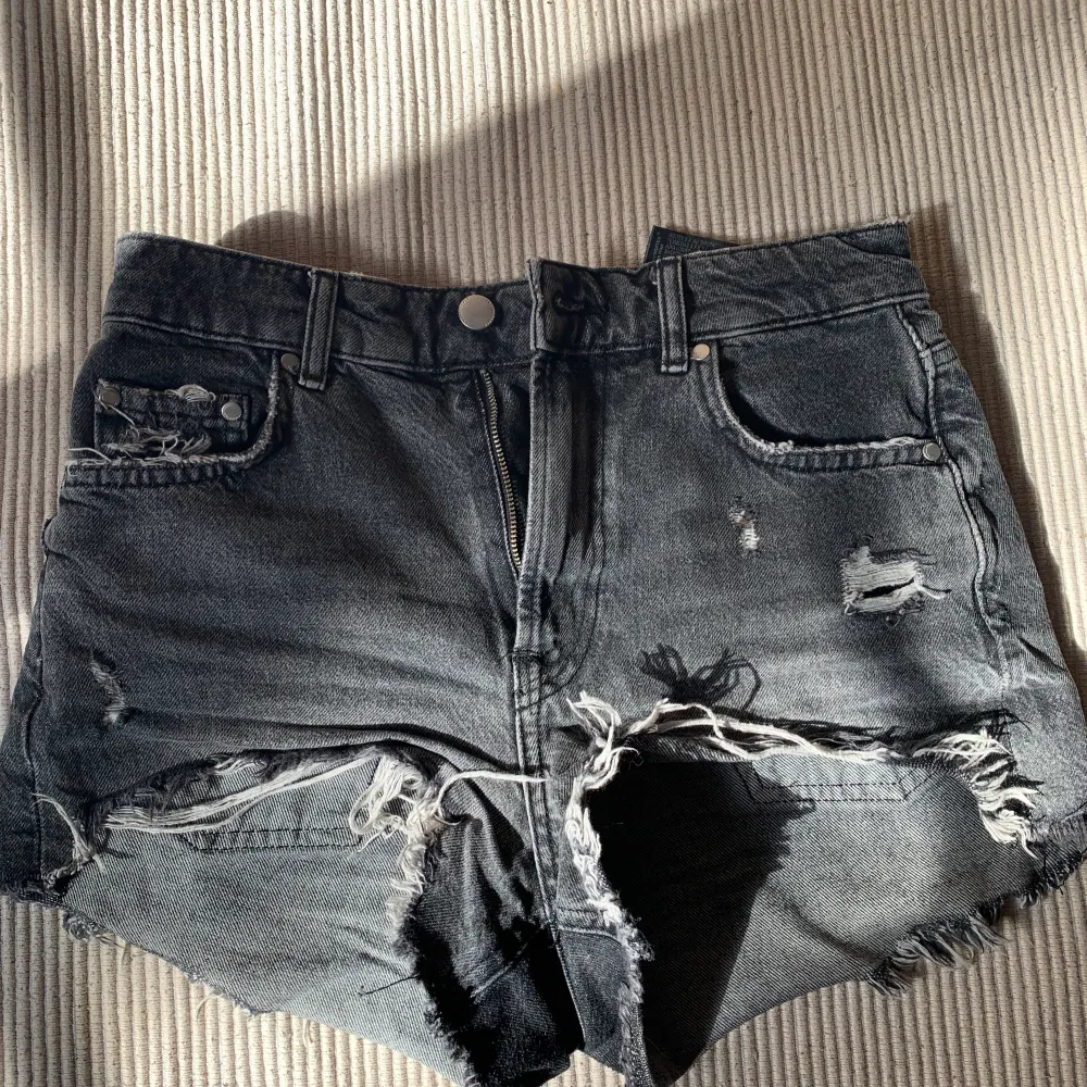 Säljer nu mina zara shorts pågrund av att dem är förstora och kan inte använda dem, dem är i fint skick och sparsamt använda💘🫶🏻 hör av er vid frågor och intresse!. Shorts.