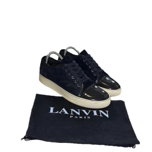 Lanvin cap Toe sneakers  - Lanvin cap Toe sneakers  Storlek: 40 passar 41-42 Cond: 8,5/10 Pris:  2350:- Dustbag tillkommer   Skriv pm för mer information 