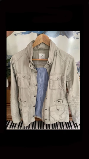 Boomerang Jacka - Säljer min boomerang jacka då den blivit för liten. Jackan är i bra skick. Storleken är small men den sitter som xs/s. Tveka inte på att höra av dig vid frågor!