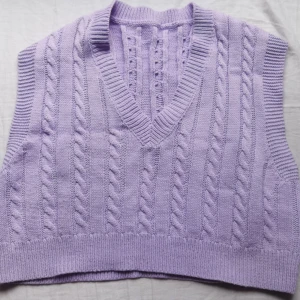 Lila stickad topp - Helt ny. Storlek: S Leverans har ej räknats med priset. 