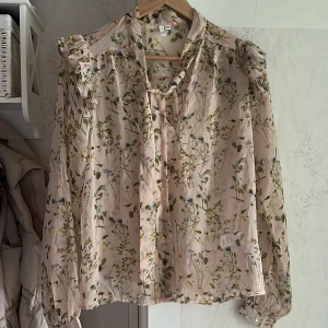 Blus  - Oanvänd blus från Nelly i storlek 34.