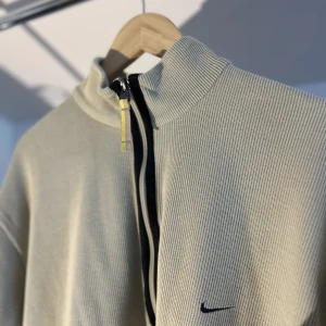 Nike vintage zip hoodie - Vintage Nike tröja inköpt för 1500kr. Inga skador, bleckingar, fläckar eller andra saker utan är i väldigt bra skick. 👍Kvalitativt material☀️