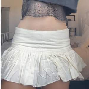Skitnsygg lågmidjad kjol från Abercrombie&Fitch. Midja 82 cm 