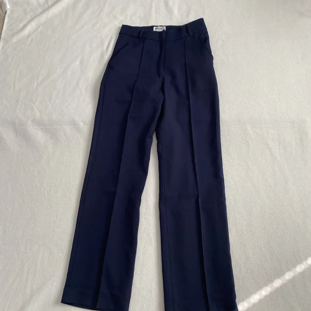 Kostymbyxor från madlady, Säljer för köpte i fel storlek, inte använda, bra skick, inköpspris 599kr, mörk blå. Jeans & Byxor.