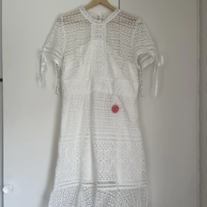 Vit spetsklänning  - Aldrig använd vacker vit spetsklänning 