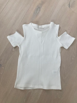 Vit t-shirt - En vit tröja som är helt oanvänd, enbart testat på.💕 Den är i bra skick och jättefin. Kontakta mig om man vill ha flera bilder på eller liknande🤍