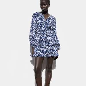 SÖKER!! - Söker denna vackra klänning i s/xs/m!! Skriv gättegärna om ni vet någon som säljer eller om ni vill sälja själv 🥰