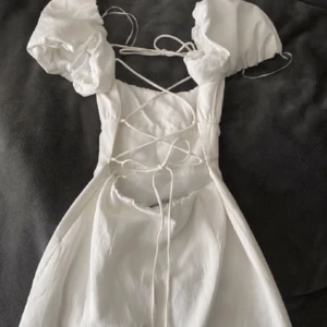 Zara klänning  - KLICKA INTE PÅ KÖP NU!Super fin 🌷 Säljer för att jag tycker inte den passar mig fint . Skriv till mig innan ni köper och om ni har frågor 🥰