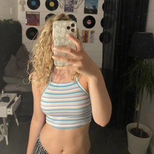 färgglad topp - färgglad topp i massa pastellfärger. jättesöt nu till sommaren men hos mig kommer den inte till användning. köpte för 2 år sen och har använt fåtal gånger.