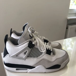 Air Jordan- Nike Air Jordan IV- 4 Retro Military Black - Hej, Säljer mina nya Jordan 4 (Military black) som är i ny skicka och använda 2 gånger då den är för små! Vid intresse skriv för fler bilder. Ny pris 5999kr så det är prutat och klart.   Mvh Adam