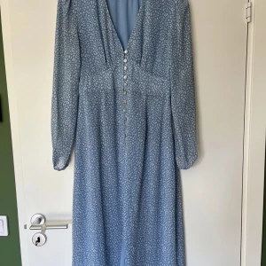 Adoore kläning - Säljer nu min adoore kläning som är använd en gång. Den är tidigare köpt på plick och den tidigare användaren har bara använt den ett fåtal gånger. Så kläningen är så gott som ny! Säljer den då jag inte har nått tillfälle att använda den:(