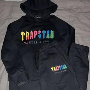Trapstar tracksuit - Säljer denna snygga Trapstar candy tracksuit i storlek xs (funkar även i S) som är väldigt sällsynt och svår att få tag i. I ny skick. Såklart finns det kvitto på den. För mer info och intresse pris kan diskuteras även kom dm. 