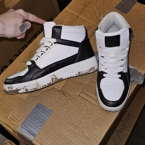 Skor - Endast använda en gång (såklart en lerig dag) Kommer självklart rengöras innan fmdom säljs