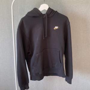 Snygg Nike hoodie med guldigt märke Köpt för ca 600