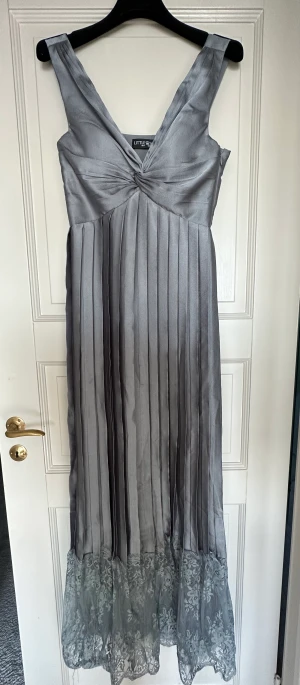 Balklänning/långklänning - Balklänning med spetsnertill, använd endast en gång