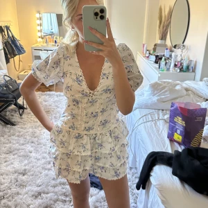 Mini klänning - Så fin klänning som ser precis ut som den från zara!! Storlek S men passar även XS. Köpt utomlands! Ge prisförslag privat, säljer enbart vid bra bud!! Annars behåller jag den själv🩷 