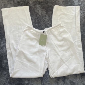 Lågmidjade linnebyxor  - Säljer dessa vita linnebyxor i storlek S från h&m. Aldrig använda. Jag är 166. Hör av dig vid intresse 💜💜