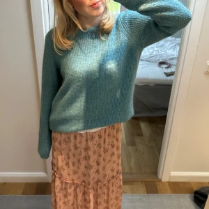 Blå stickad tröja - Säljer denna skitsnygga stickade blåa tröja! Så snygg till sommarkvällar, varm och skön!🩷🩷