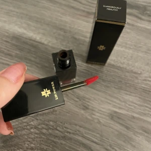 rött läppstift  - oanvänt JOSÉPHINE COSMETICS Lip/Power The Bold Matte Liquid Lipstick. Endast testad på handen! Håller i upp till 10 timmar, nypris är 250kr❤️🌹 Gratis frakt tills 25 juni!! 