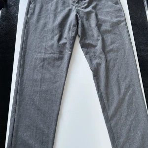 Lindbergh kostymbyxor  - Alldeles för små på mig, aldrig använda  Storlek M 