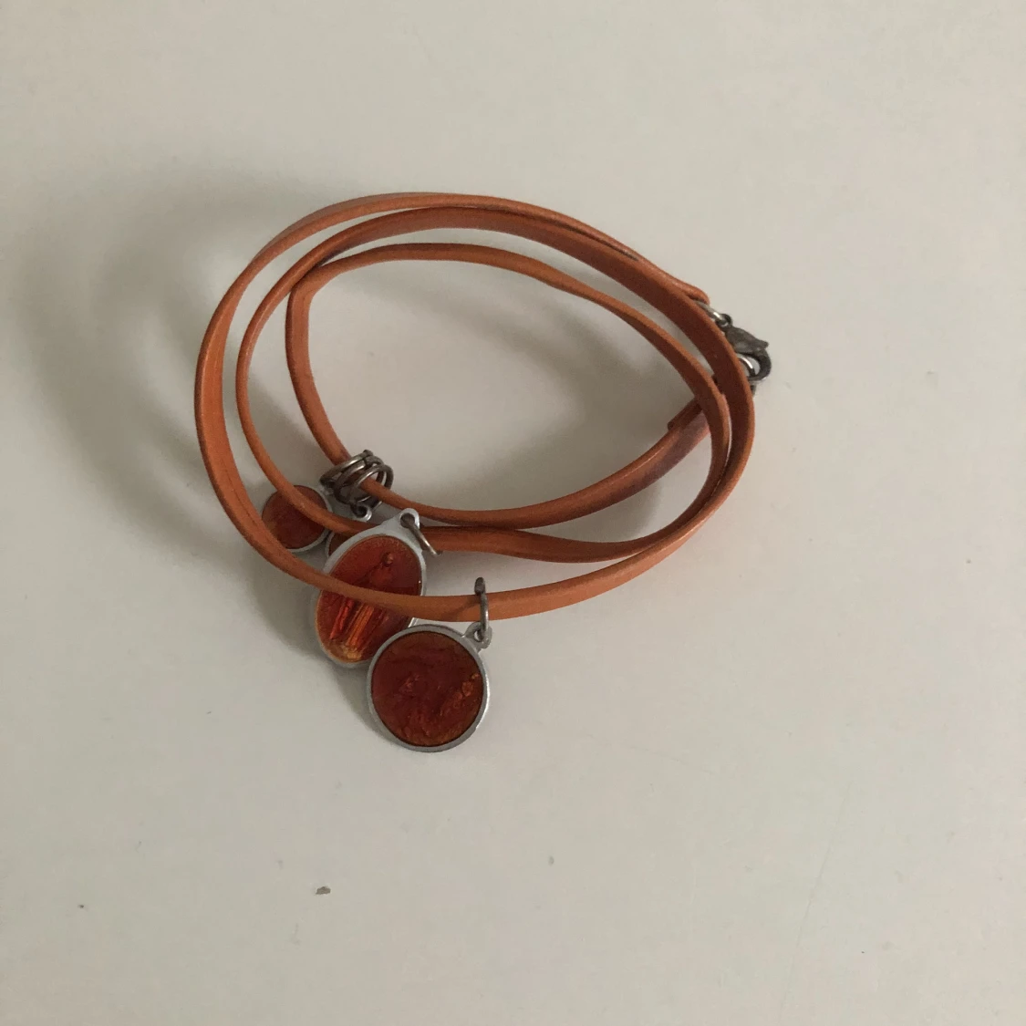 Snyggt armband med berlocker! - 91