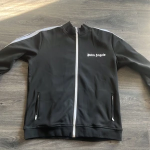 Palm angels tracktop  - Palm angels tracktop strl XL  1200 pris kan även diskuteras   Använd endast 3 gånger