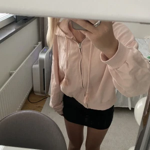Hollister tröja - Säljer denna super söta munktröja från hollister då den inte kommer till användning längre🩷 