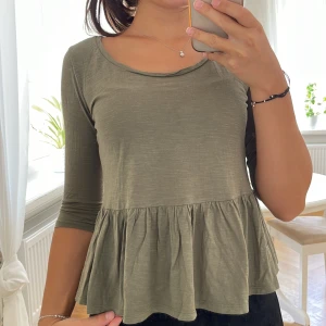 Militärgrön topp - Snygg militärgrön topp från Lindex! Storleken är XS men lite lös på mig så passar även S och M!