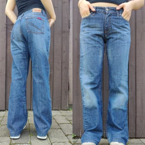 Y2K low-waist bootcut jeans - Supersnygga lågmidjade bootcut jeans från tidigt 2000-tal, i perfekt skick 💞 Midjemått: 76 cm/ Grenmått: 22 cm/ Innerbenslängd 76 cm