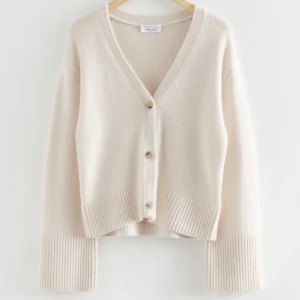 &Other stories kofta  - Säljer denna super snygga koftan från &other stories i strolek xs. Är slutsåld på hemsidan och har endast använd 1 gång🩷 Nypris 990kr och säljer för 600kr (frakt tillkommer)