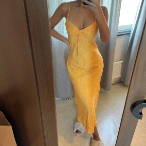 Klänning stl xs - Orange sommarklänning i storlek xs från Zara. Den ena axelbandet har gått av men kan sys alternativt klippa av banden och ha klänningen som en bandeau-klänning. Säljs för 100kr, köparen står för frakt
