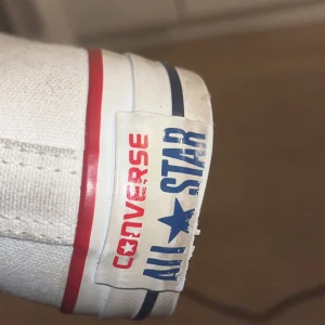 Vita låga converse - Ett par låga vita converse som är väl används men går att tvättas. Nytt pris 800kr, mitt pris 250kr.  