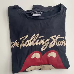 Cool tröja från Zara, använd ganska mycket men är i bra skick🤘storlek 11-12 år 152, märke Rolling Stones 