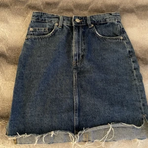 Blå jeanskjol - Säljer denna blåa jeanskjolen från H&m i storlek 34💞. Kjolen är i nyskick då den kommit till användning ett fåtal gånger. 